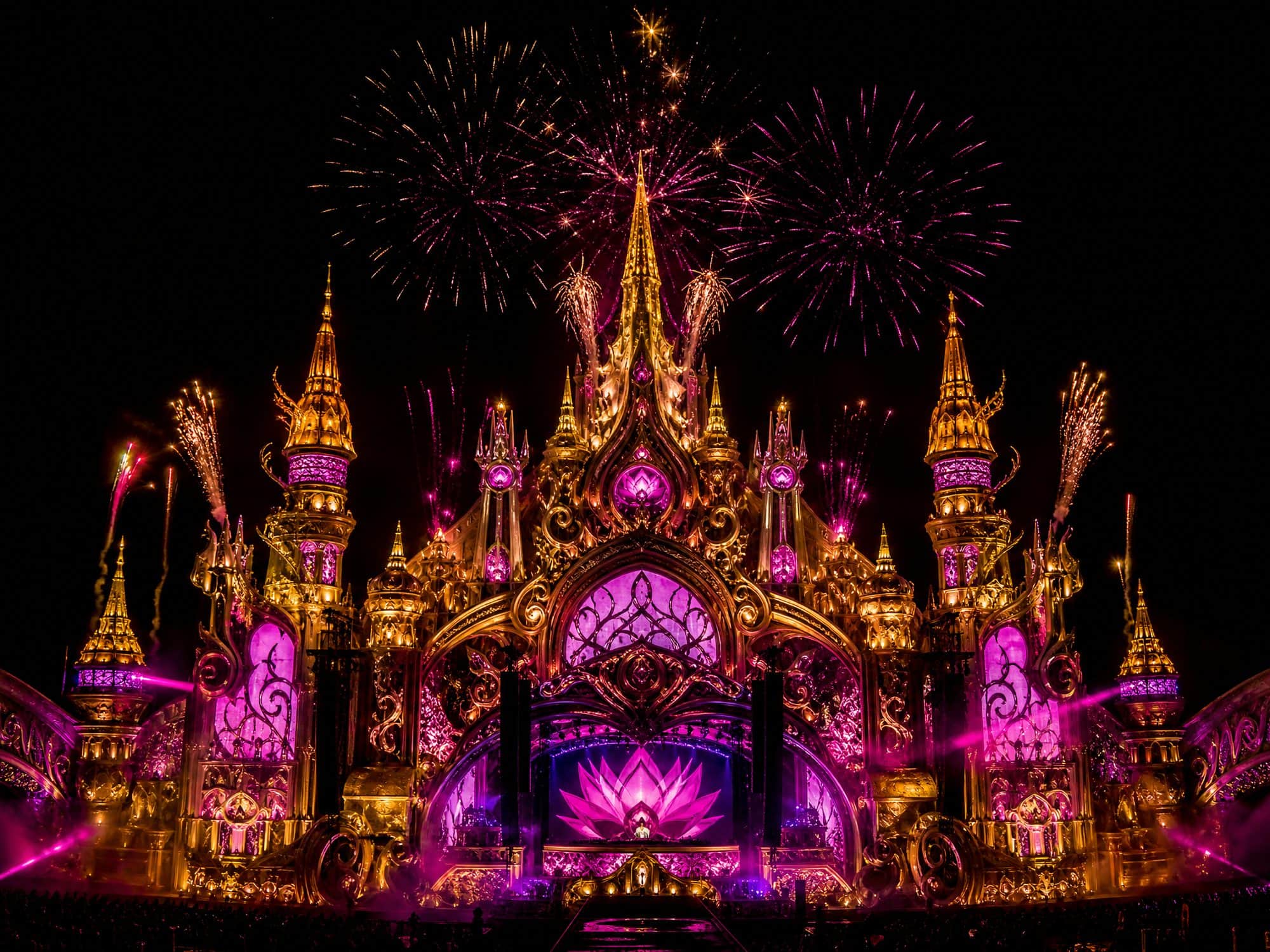 Мистическая главная сцена Tomorrowland